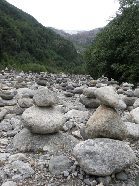 Lots of cairns marking the way to the glacier.